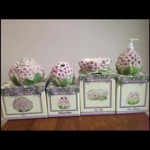 NEW - Hydrangea 4 piece Bathroom Set